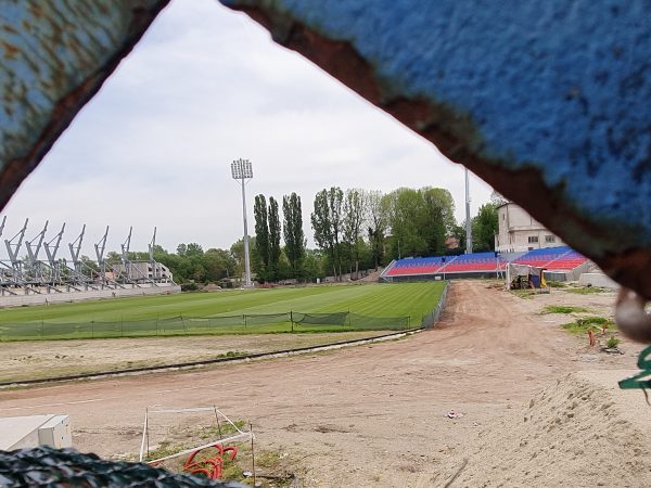 “Minunea” de la Târgoviște – Stadionul unde nu a jucat nimeni, de 3 ani, se pregătește să intre în “istorie”. Nu, nu e de bine