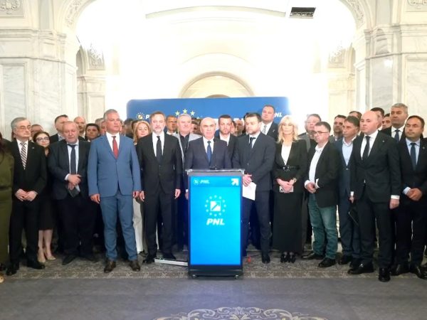 A trecut moțiunea! PNL și USR în opoziție? PSD vrea guvern cu socialiștii din PNL. AUR vrea guvernarea. Cum e la Dâmbovița!